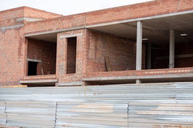 Sütunlar kullanılarak tuğla bir bina inşa ediliyor. Yüksek kalite fotoğraf