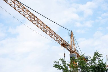 Bulutlu havada şehirde vinç var. Yüksek kalite fotoğraf