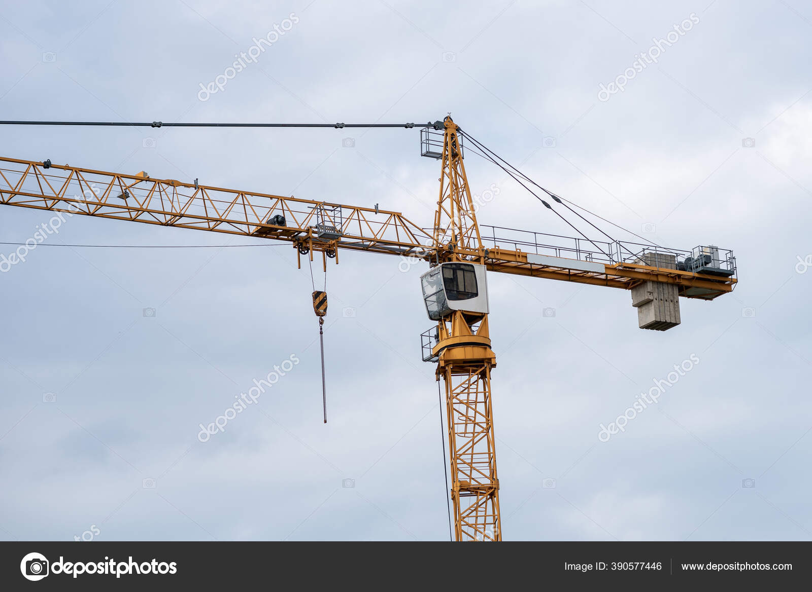 Crane City Cloudy Weather High Quality Photo — Stock Photo