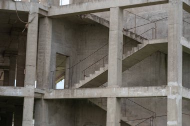 İnşaat halindeki duvarları olmayan bir evin merdivenleri. Yüksek kalite fotoğraf
