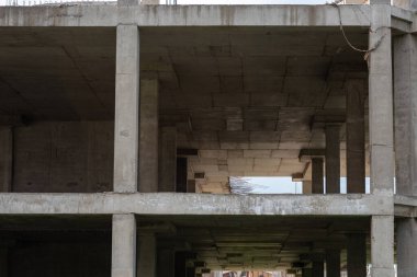 İnşaat halindeki bir evin güçlendirilmiş beton yapıları