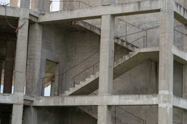İnşaat halindeki duvarları olmayan bir evin merdivenleri..
