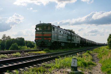 Demiryolunda eski variller dolusu petrol var. Yüksek kalite fotoğraf