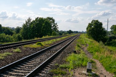 Şehrin dışındaki eski demiryolu. Yüksek kalite fotoğraf