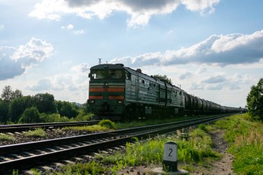 Demiryolunda eski variller dolusu petrol var. Yüksek kalite fotoğraf