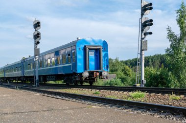 Şehrin dışında modası geçmiş bir yolcu treni. Yüksek kalite fotoğraf
