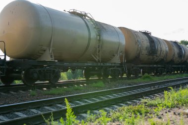 Demiryolunda eski variller dolusu petrol var. Yüksek kalite fotoğraf