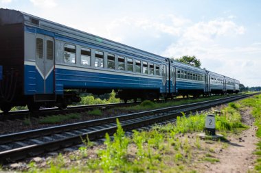 Şehrin dışında modası geçmiş bir yolcu treni. Yüksek kalite fotoğraf
