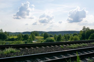 Şehrin dışındaki eski demiryolu. Yüksek kalite fotoğraf