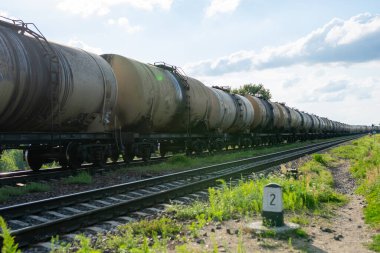 Demiryolunda eski variller dolusu petrol var. Yüksek kalite fotoğraf