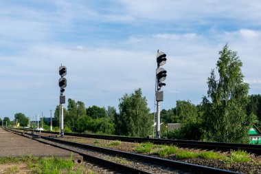 Şehrin dışındaki eski demiryolu. Yüksek kalite fotoğraf