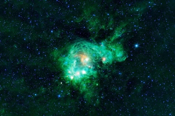深空中美丽的绿色星系这张照片的内容是由NASA提供的. — 图库照片