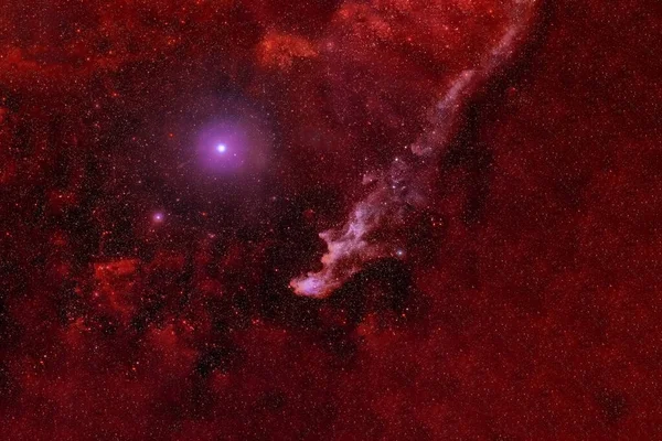Yıldızlı ve nebulalı kırmızı galaksi. NASA tarafından desteklenen bu görüntünün elementleri. — Stok fotoğraf