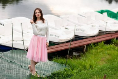 İskelede katamaranlı kız.