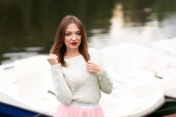 A menina no cais com catamarãs — Fotografia de Stock