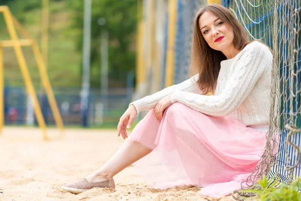 Mädchen im Kleid auf dem Feld für Beachsoccer — Stockfoto