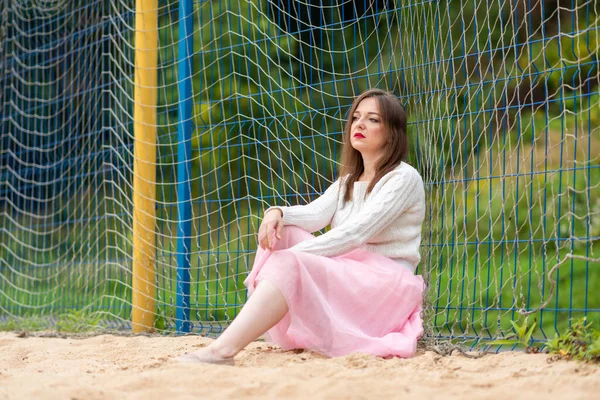 Plaj futbolu için sahada giyinmiş bir kız. — Stok fotoğraf