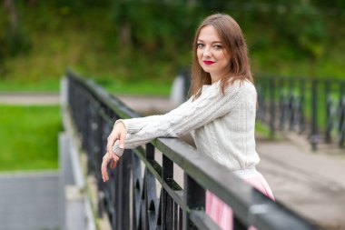 Küçük nehirden geçen köprüdeki kız. Yüksek kalite fotoğraf