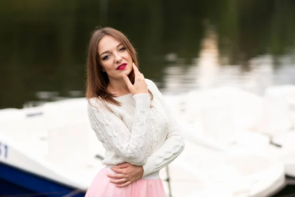 Das Mädchen Auf Der Seebrücke Mit Katamaranen Hochwertiges Foto — Stockfoto