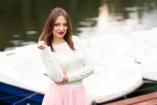 Das Mädchen Auf Der Seebrücke Mit Katamaranen Hochwertiges Foto — Stockfoto