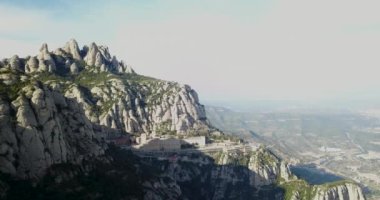 dağlar dağlar ve Manastırı üzerinde uçan içinde eski manastır üstten güzel görünüm