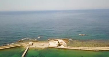 uçan üzerinde eski kale ve güzel deniz kenarında
