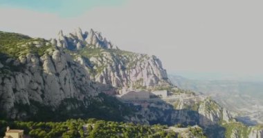dağlarda eski manastırın üstten güzel görünüm