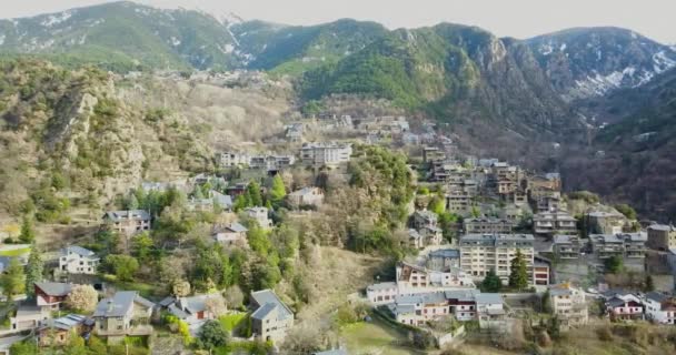 Hermosa vista de la ciudad de montaña en los Alpes en 4k — Vídeo de stock