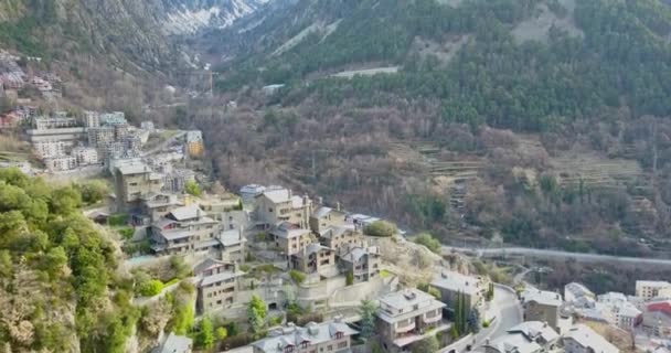 Hermosa vista de la ciudad de montaña en los Alpes en 4k — Vídeos de Stock