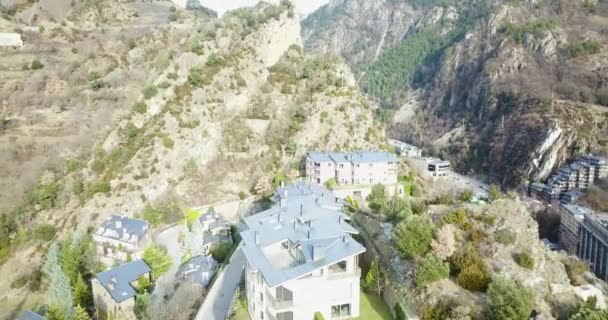 Прекрасний вид на гори міста в Альпах в 4 к — стокове відео