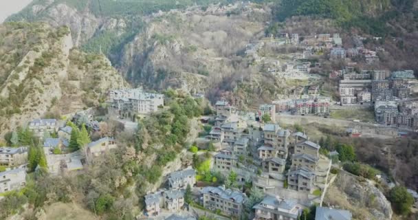 Hermosa vista de la ciudad de montaña en los Alpes en 4k — Vídeo de stock