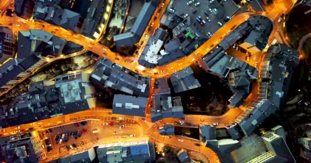 Hermosa vista de la ciudad nocturna desde la cima en 4k — Vídeo de stock