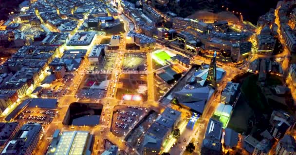 Belle vue sur la ville nocturne depuis le sommet en 4k — Video