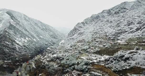 Όμορφη θέα στην πόλη του βουνού στις Άλπεις σε ανάλυση 4k — Αρχείο Βίντεο