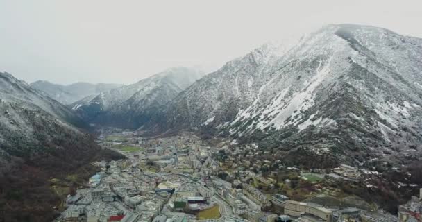 Gyönyörű kilátás nyílik a hegyi város az Alpok 4k — Stock videók