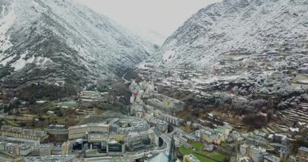 Prachtig uitzicht over de stad van de berg in de Alpen in 4k — Stockvideo