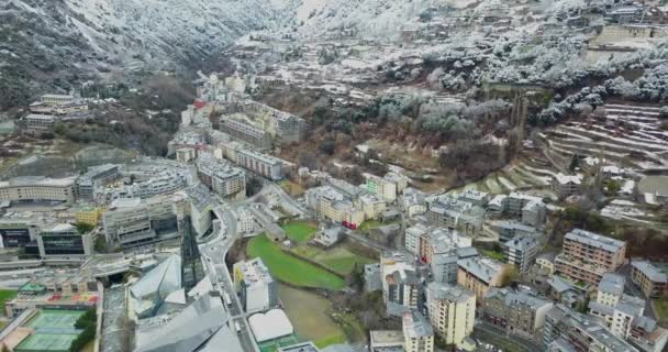 Vacker utsikt över stadens berg i Alperna i 4k — Stockvideo