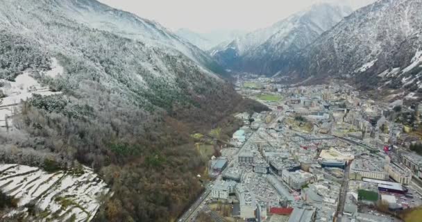 Piękny widok na miasto górskie w Alpach w 4k — Wideo stockowe