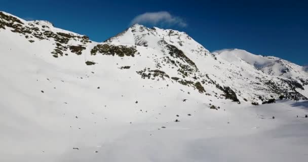 Bela vista das montanhas nevadas dos Alpes Italianos, estância de esqui em 4k — Vídeo de Stock