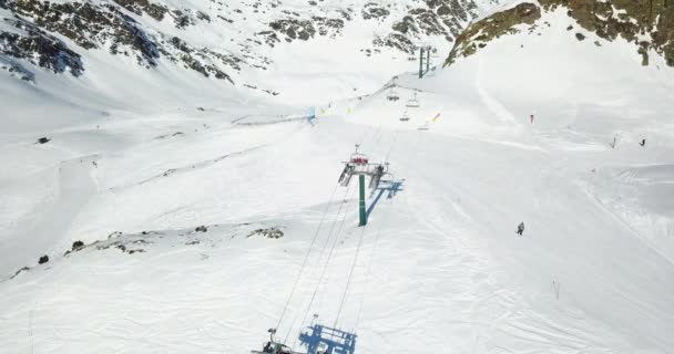 Hermosa vista de las montañas nevadas de los Alpes italianos, estación de esquí en 4k — Vídeos de Stock
