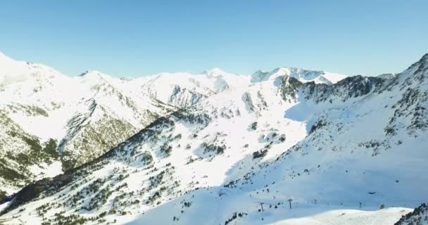 Bella vista sulle montagne innevate delle Alpi italiane, stazione sciistica in 4k — Video Stock