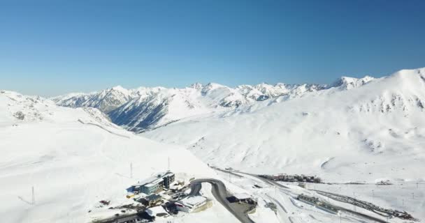 Schöne Aussicht auf die schneebedeckten Berge der italienischen Alpen, Skigebiet in 4k — Stockvideo