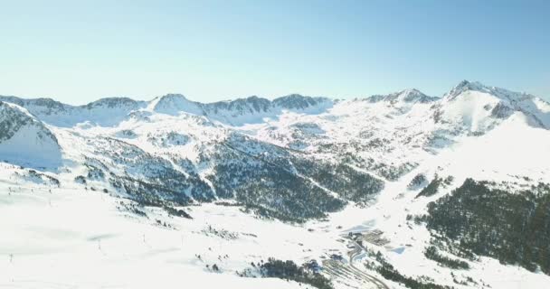 Hermosa vista de las montañas nevadas de los Alpes italianos, estación de esquí en 4k — Vídeo de stock