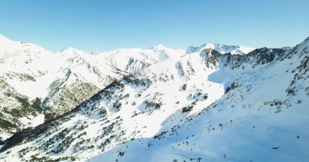 Hermosa vista de las montañas nevadas de los Alpes italianos, estación de esquí en 4k — Vídeo de stock