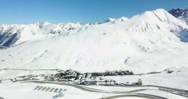 İtalyan Alpler, bir kayak merkezi Noel sezonu, 4k karlı dağların güzel manzara