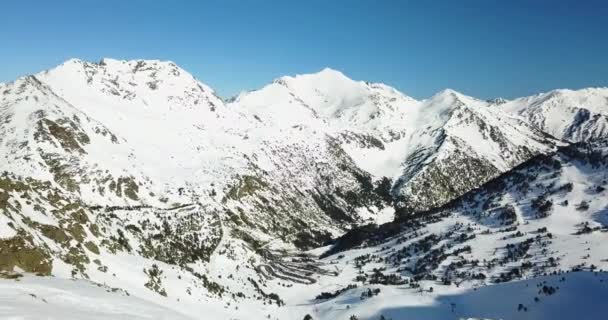 Belle vue sur les montagnes enneigées des Alpes italiennes, station de ski en 4k — Video