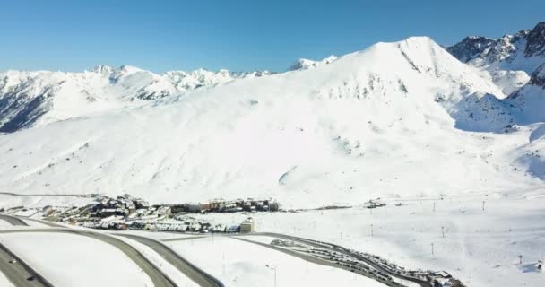 Vacker utsikt över de snöiga bergen i de italienska Alperna, skidort i 4k — Stockvideo