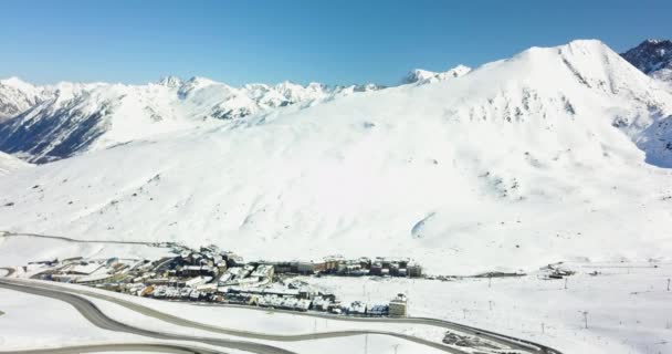 Vacker utsikt över de snöiga bergen i de italienska Alperna, skidort i 4k — Stockvideo