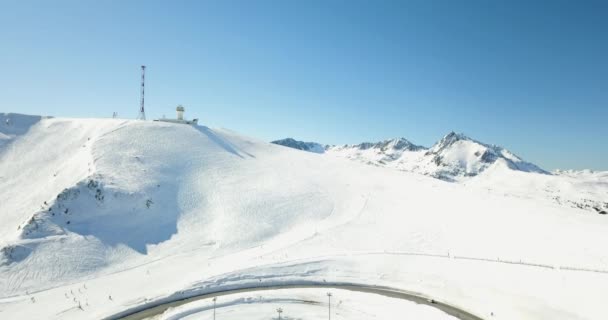 Krásný výhled na zasněžené hory italských Alp, lyžařský areál ve 4k — Stock video