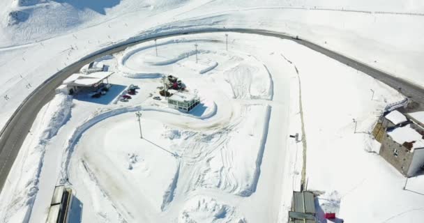 Belle vue sur les montagnes enneigées des Alpes italiennes, station de ski en 4k — Video